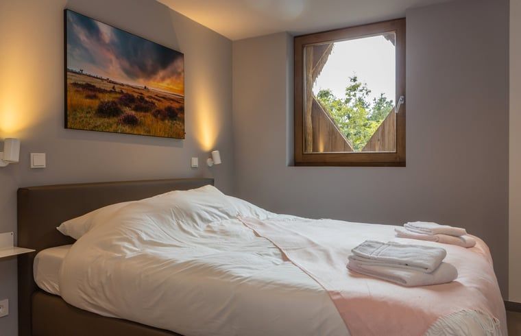 Gemuetliches Schlafzimmer mit Aussicht in einem Ferienhaus in Arnheim, Gelderland.