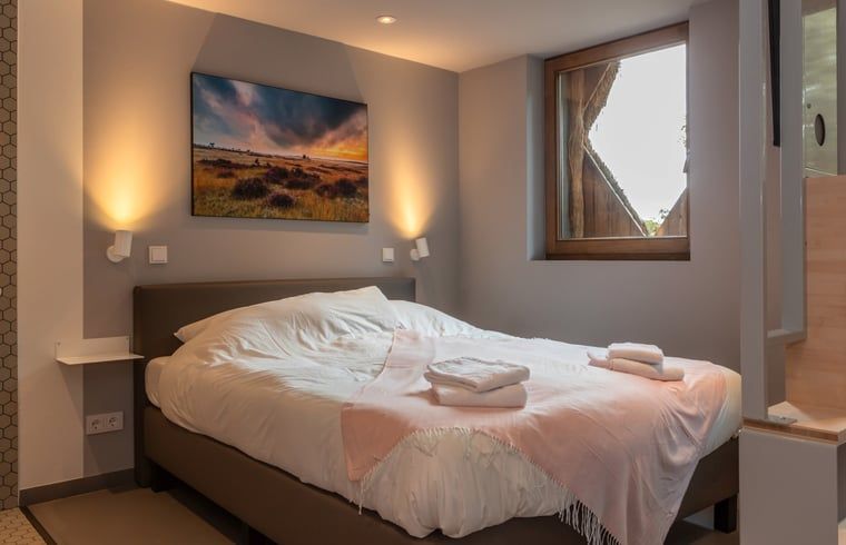 Gemuetliches Schlafzimmer mit Kunstwerken in einem Cottage in Arnheim, Gelderland.