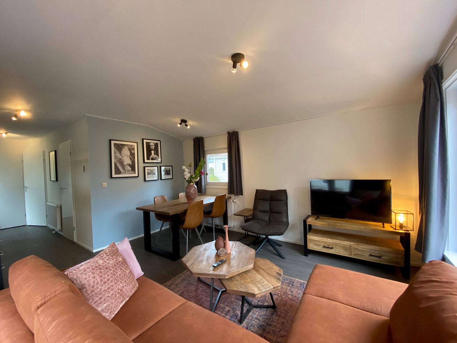 Gemtliches Wohnzimmer in einem freistehenden Haus in Arnheim, Gelderland, mit komfortabler Sitzecke und Esstisch, ideal fr einen entspannten Urlaub.