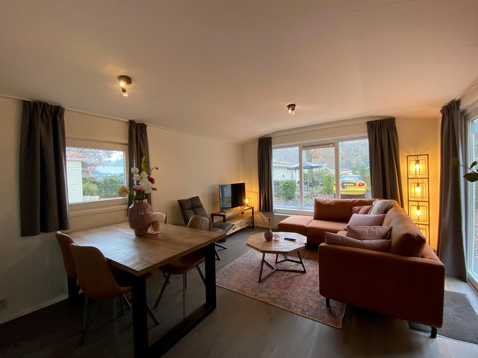 Gemtliches Wohnzimmer des freistehenden Hauses in Arnheim, Gelderland, mit komfortabler Sitzecke und Blick auf die grne Umgebung.