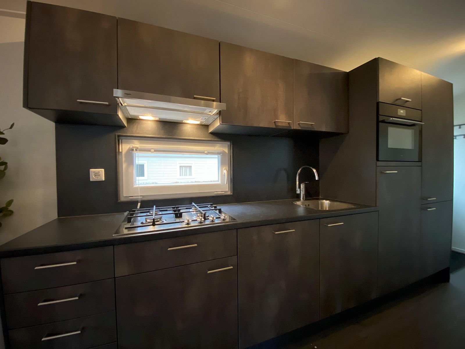 Moderne Kche im freistehenden Haus in Arnheim, Ferienhaus in der Flussregion Gelderland, mit stilvoller Einrichtung und Ausstattung.