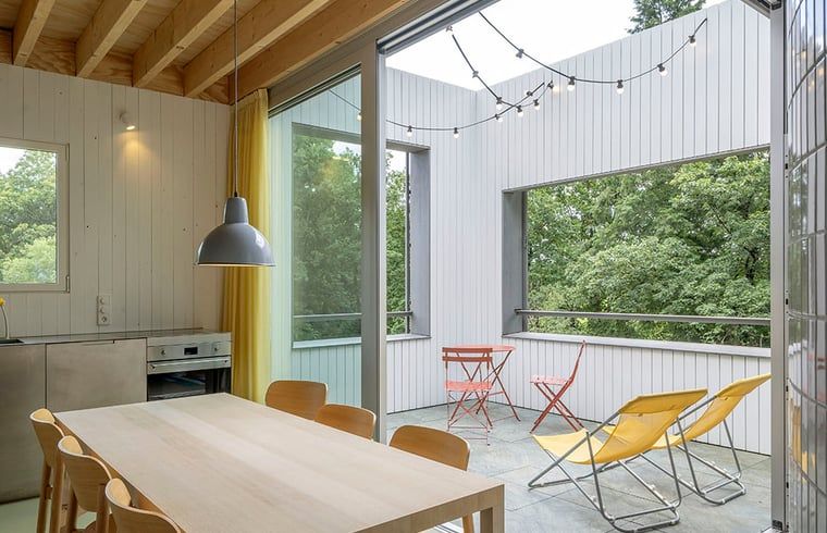 Interieur eines Ferienhauses in Arnheim mit moderner Einrichtung und Terrasse in Gelderland.