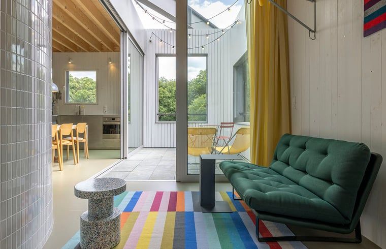 Gemuetliches Wohnzimmer mit farbenfroher Einrichtung im Ferienhaus in Arnheim, Gelderland.