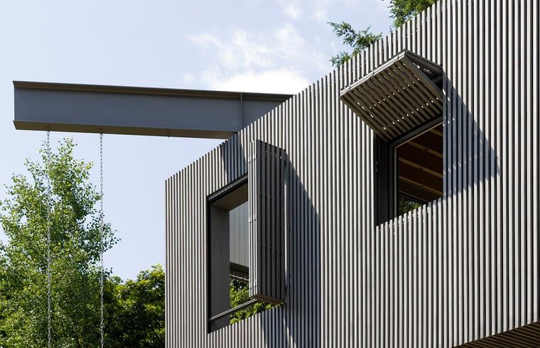 Aussenansicht eines Ferienhauses in Arnheim mit innovativen Fenstern in Gelderland, Rivierengebied.