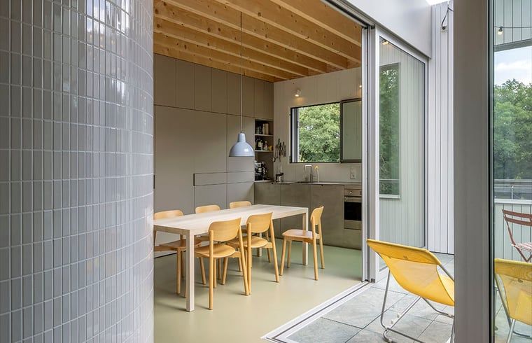 Essecke mit Blick auf die Terrasse im Ferienhaus in Arnheim, Rivierengebied.