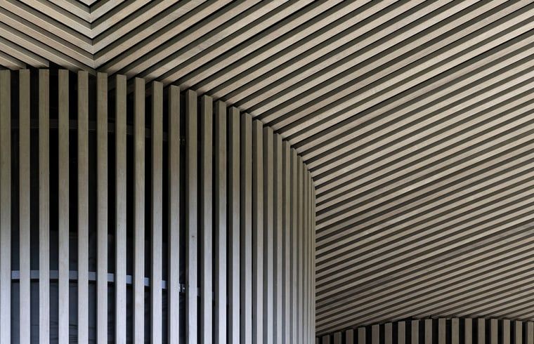 Architektonisches Detail eines Ferienhauses in Arnheim, Gelderland - klare Linien.