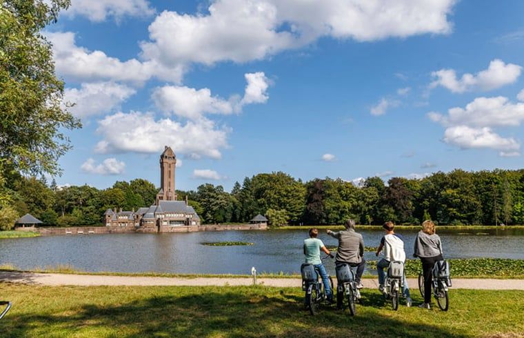 Radfahrer geniessen die Aussicht in der Naehe eines Ferienhauses in Arnheim, Region Rivers.
