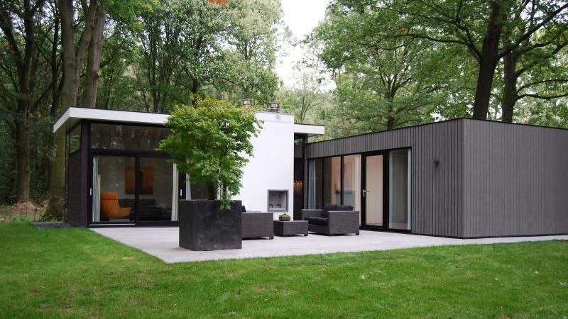 Cube Exclusif 4 Ferienhaus in Arnheim, Gelderland, umgeben von gruener Natur mit einer modernen Veranda und einem komfortablen Aussenbereich.