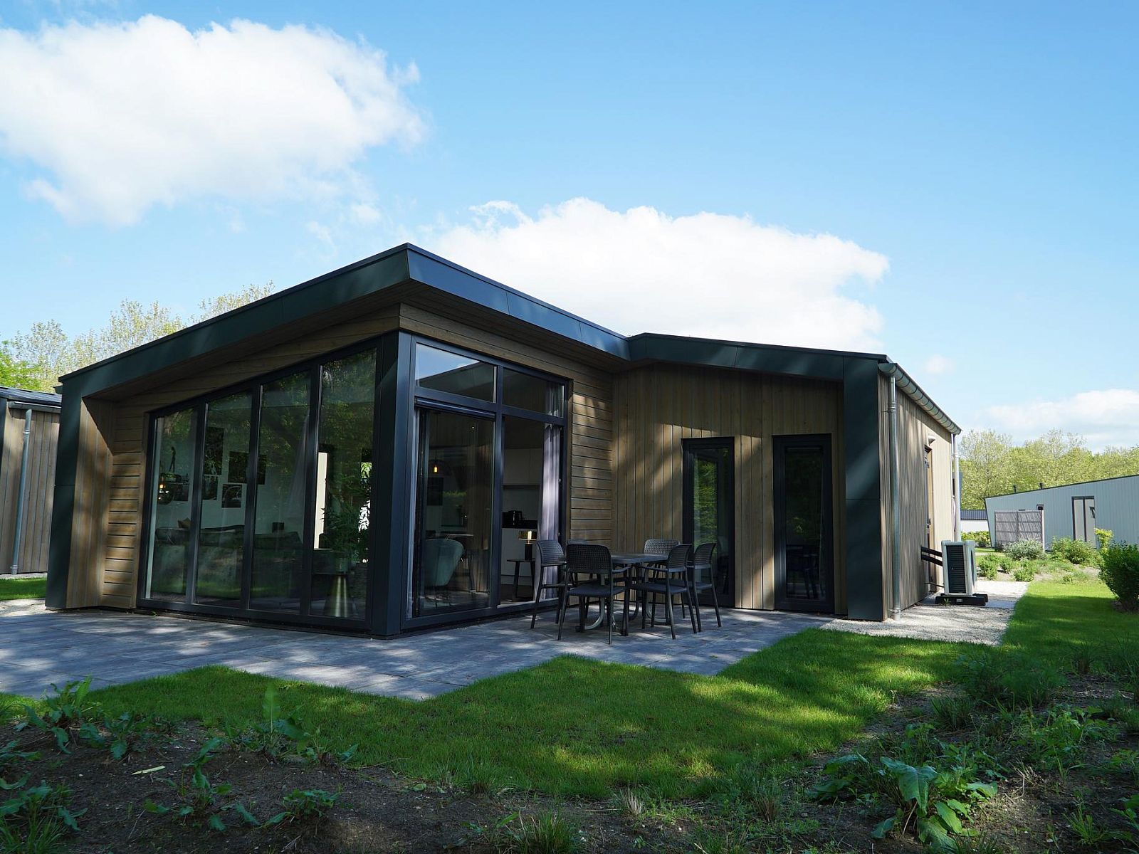 Cube Split 6 Ferienhaus in Arnheim, Rivierengebied, Gelderland mit moderner Veranda und gruener Umgebung.