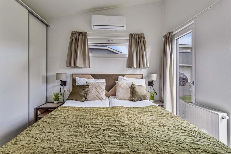 Schlafzimmer mit Doppelbett in Natur Lodge 4 Personen Wellness, Aalst, Gelderland, bietet Komfort und Ruhe.