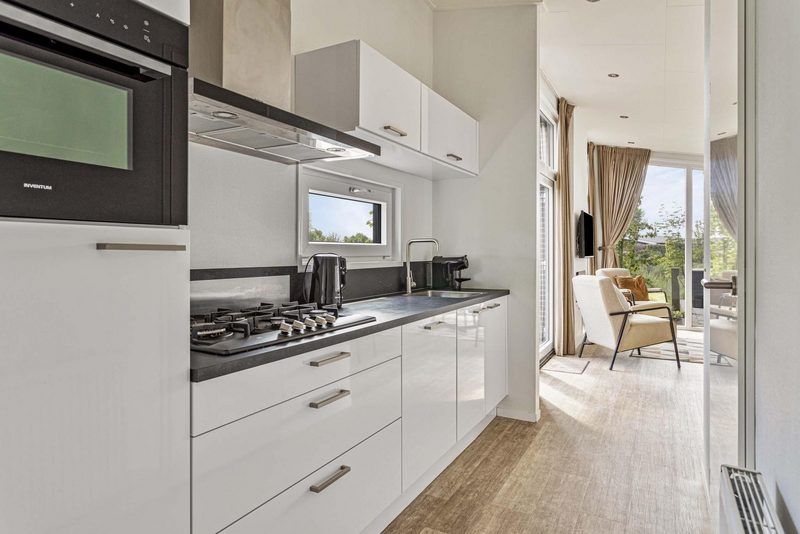 Voll ausgestattete Kueche in Nature Lodge 4 Personen Wellness, Aalst, Gelderland, mit modernen Geraeten und Aussicht.