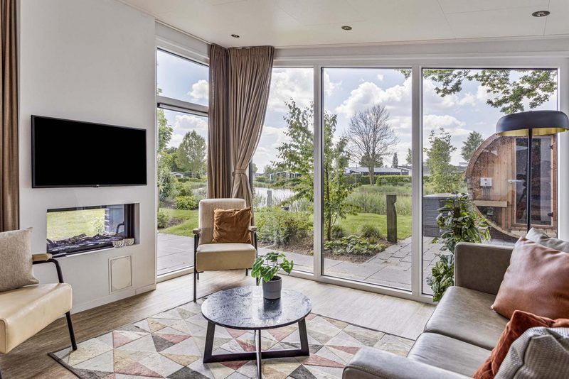 Panoramaaussicht vom Wohnzimmer der Nature Lodge 4 Personen Wellness, Aalst, Gelderland, mit der umliegenden Natur.