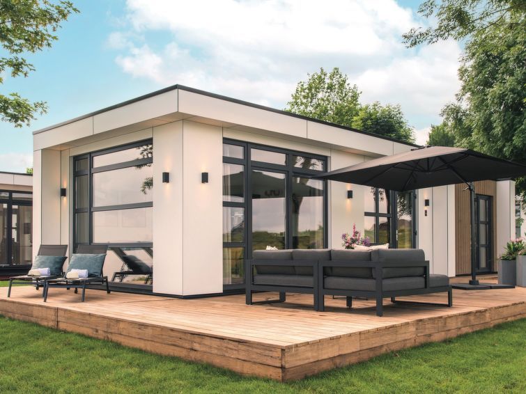 Stijlvol terras bij Vakantiehuis MarinaPark Bad Nederrijn in Maurik, Gelderland, met comfortabele zitplaatsen en parasol.