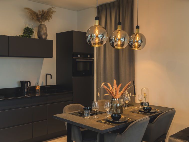 Elegante eetkamer en keuken in Vakantiehuis MarinaPark Bad Nederrijn, Maurik, Gelderland, met moderne verlichting.