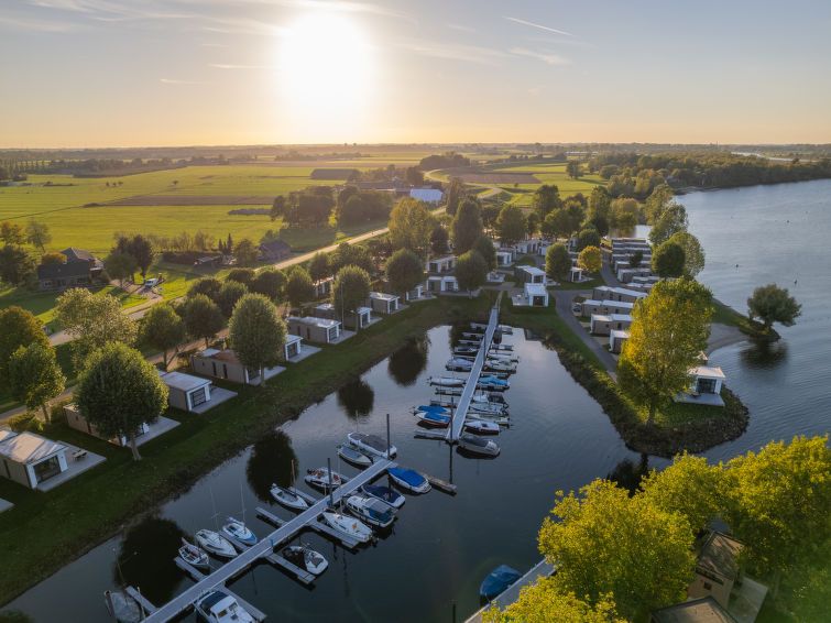 Haven bij Vakantiehuis MarinaPark Bad Nederrijn in Maurik, Gelderland, met boten en een prachtig uitzicht over het water.