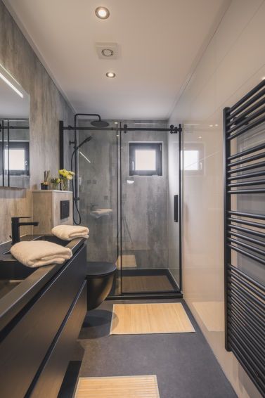 Luxe badkamer in Vakantiehuis MarinaPark Bad Nederrijn, Maurik, Gelderland, met moderne douche en wastafel.