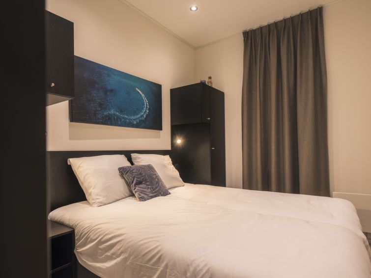 Tweede slaapkamer in Vakantiehuis MarinaPark Bad Nederrijn, Maurik, Gelderland, met comfortabel bed en rustige sfeer.