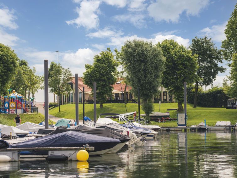 Speelplaats en jachthaven bij Vakantiehuis MarinaPark Bad Nederrijn, Maurik, Gelderland, voor een actieve vakantie.