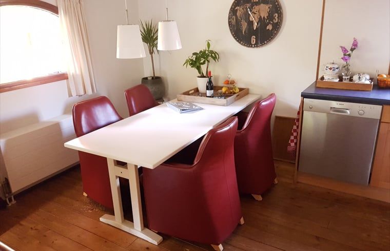 Dining room in vacation home in Wolfheze with modern furnishings, located in the Rivierengebied, Gelderland.