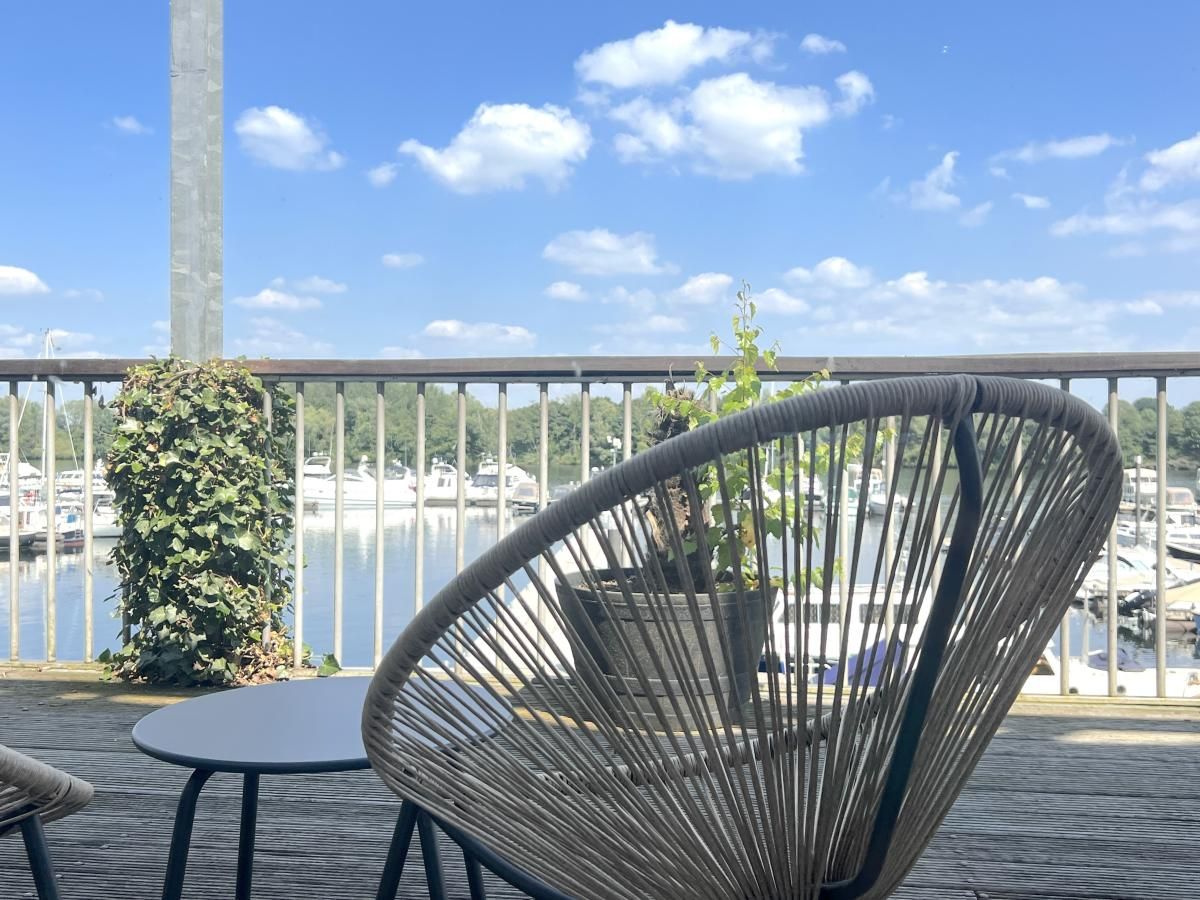 Geniessen Sie von der Terrasse des Ferienhauses Havenzicht in Maasbommel, Rivierengebied, Gelderland, den Blick auf den Jachthafen.
