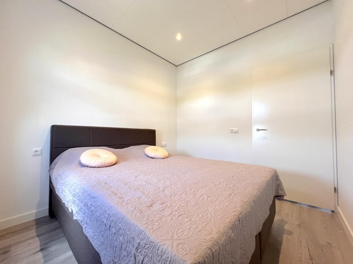 Ruhiges Schlafzimmer im Ferienhaus Havenzicht, Maasbommel, mit komfortablem Doppelbett im Rivierengebied, Gelderland.