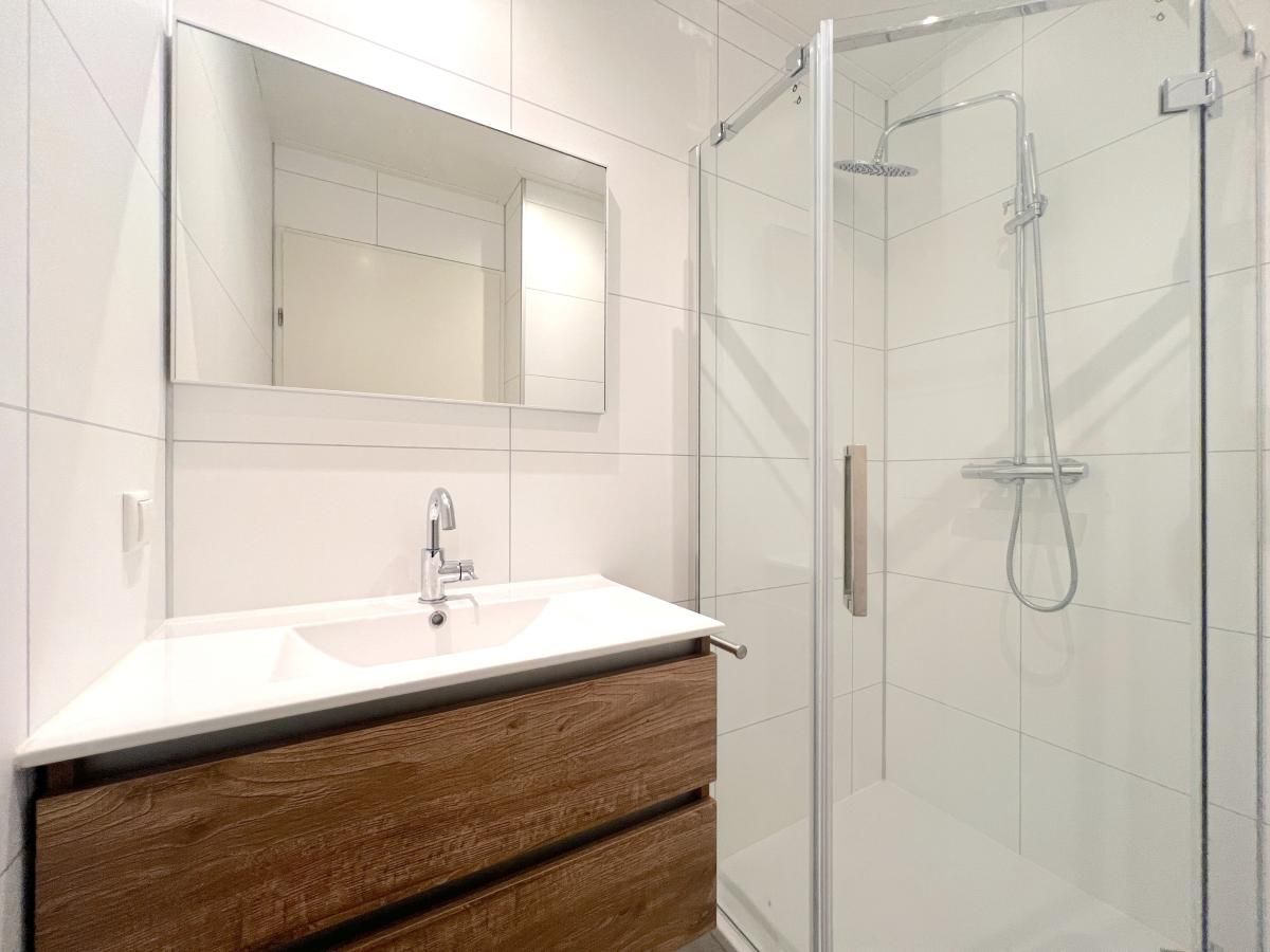 Stilvolles Badezimmer mit begehbarer Dusche im Ferienhaus Havenzicht, Maasbommel, Rivierengebied, Gelderland.