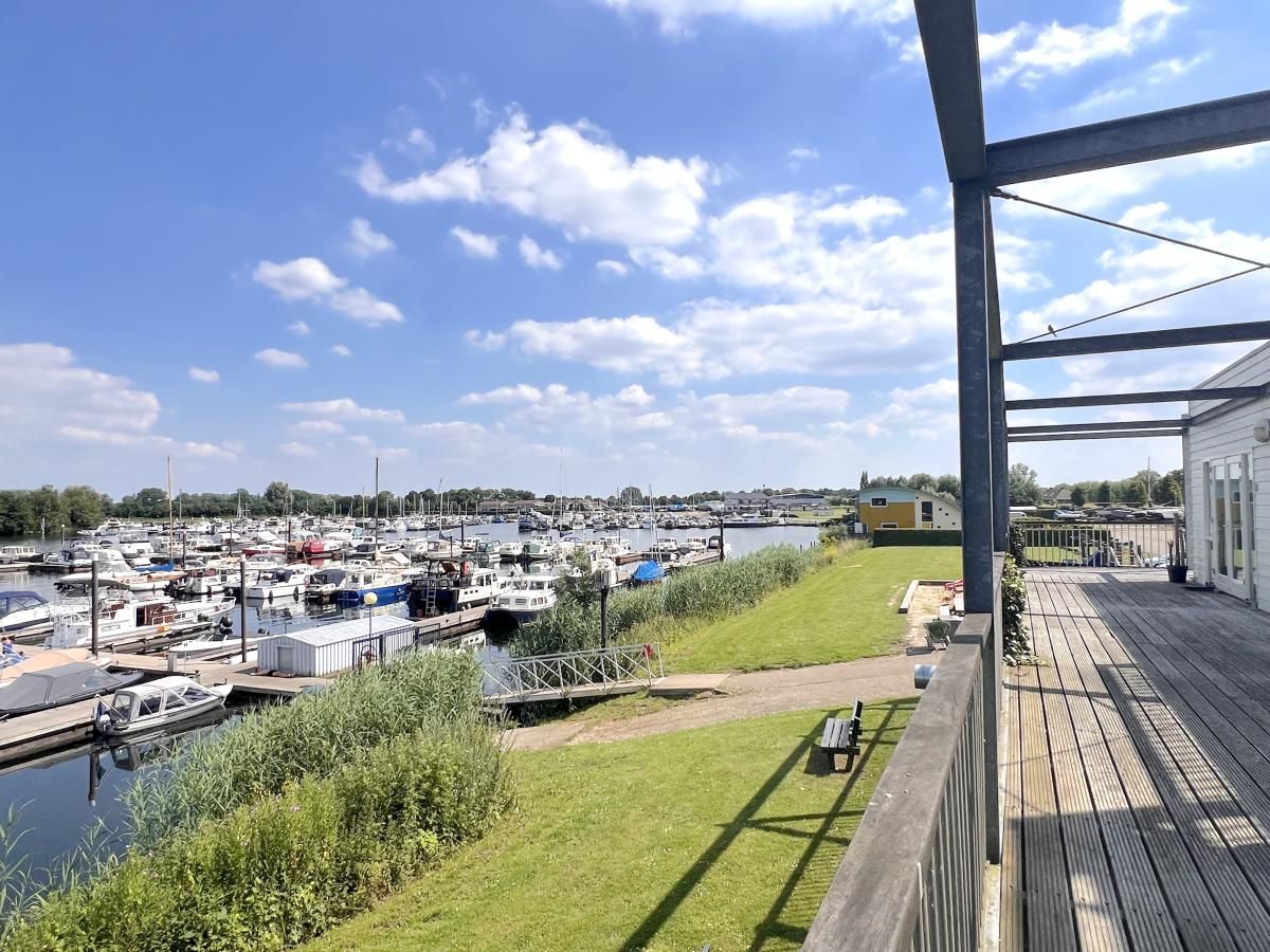 Herrliche Aussicht auf den Yachthafen vom Ferienhaus Havenzicht in Maasbommel, Rivierengebied, Gelderland.