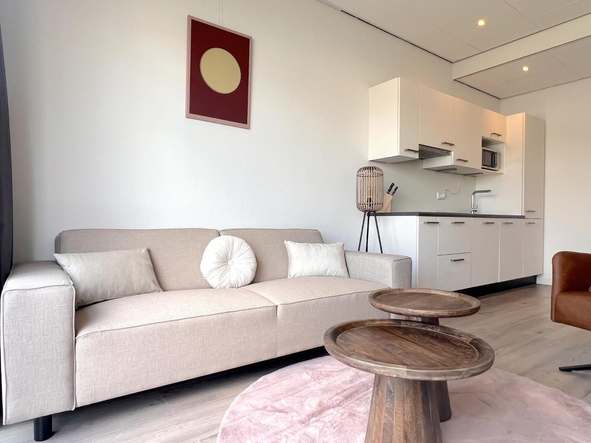 Gemuetliche Sitzecke im Ferienhaus Havenzicht, Maasbommel, mit modernen Moebeln in Rivierengebied, Gelderland.