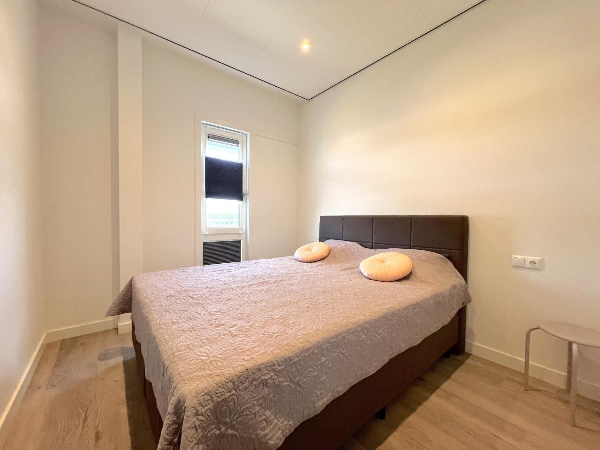 Schlafzimmer mit Doppelbett im Ferienhaus Havenzicht, Maasbommel, Rivierengebied, Gelderland.