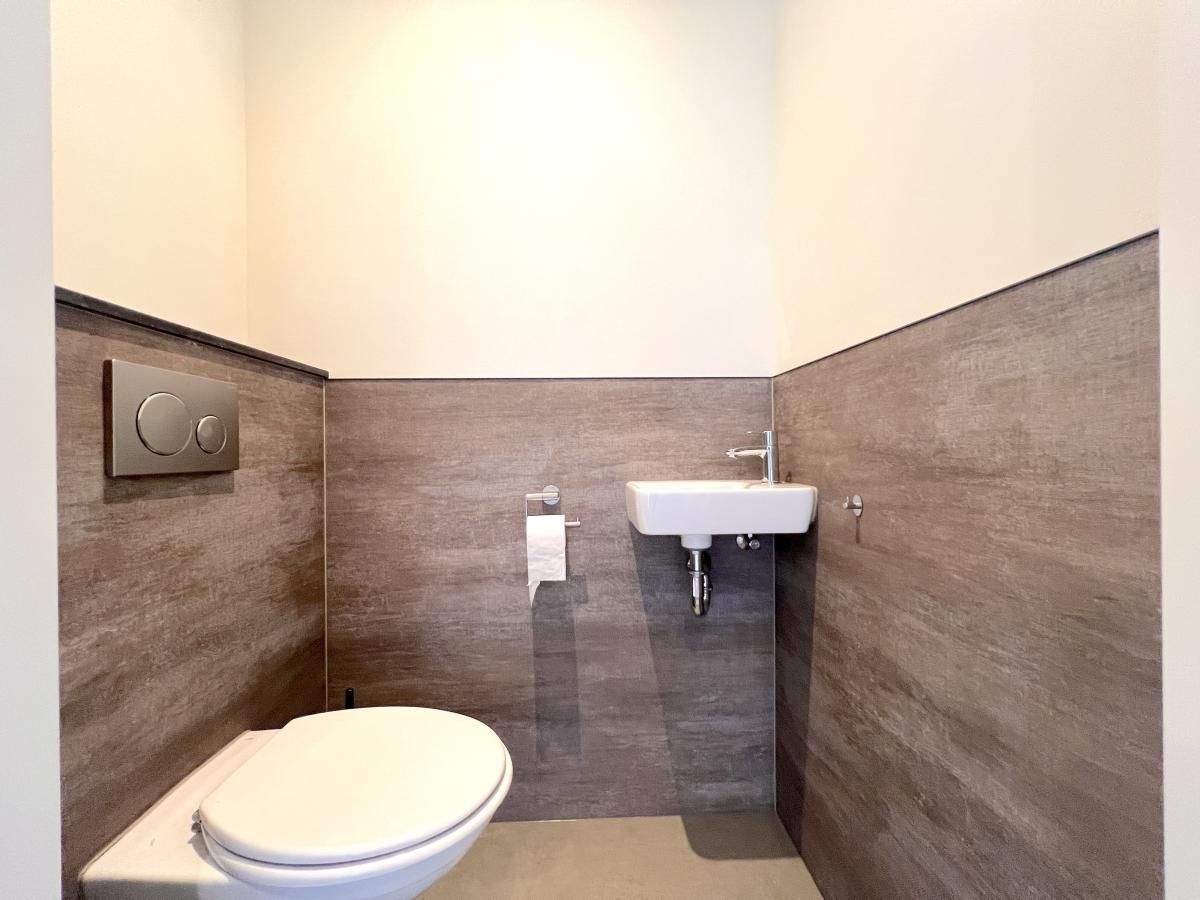 Modernes Badezimmer mit Toilette im Ferienhaus Havenzicht, Maasbommel, Rivierengebied, Gelderland.