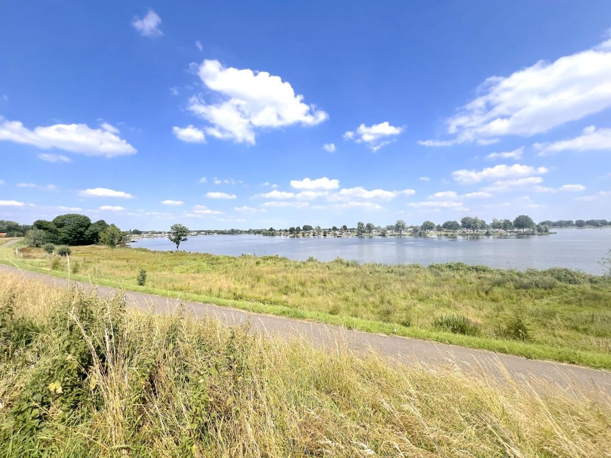 Natuerliche Umgebung im Ferienhaus Havenzicht, Maasbommel, mit Blick auf das Wasser im Rivierengebied, Gelderland.