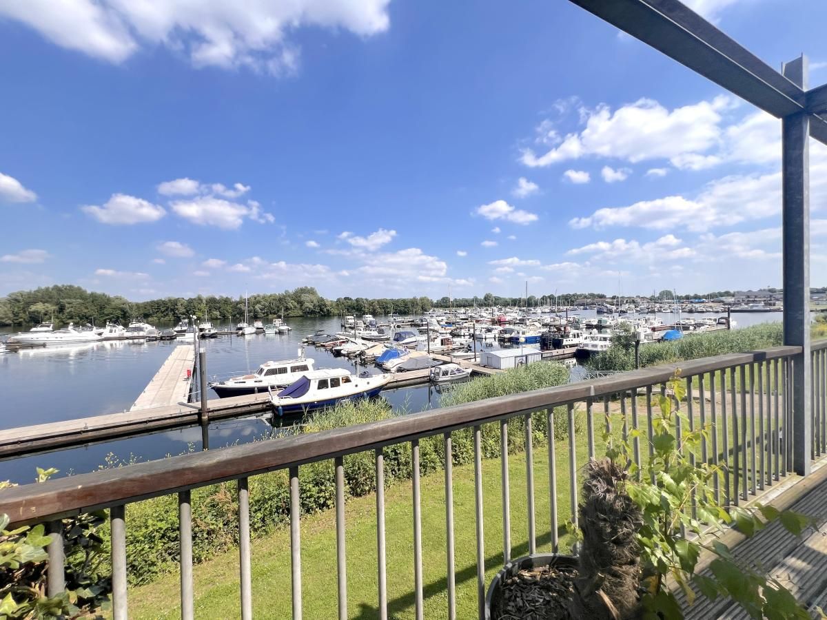 Blick auf den Yachthafen vom Ferienhaus Havenzicht in Maasbommel, Rivierengebied, Gelderland.