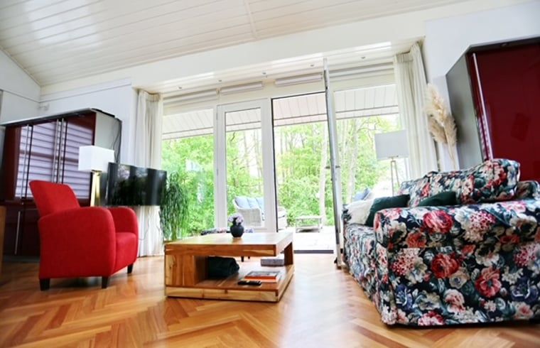 Lichte binnenruimte van Vakantiehuis in Angerlo, Gelderland met comfortabele meubels en natuurlijk licht.