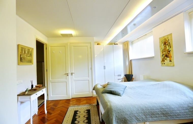 Comfortabele slaapkamer in Vakantiehuis in Angerlo, Gelderland met moderne inrichting.