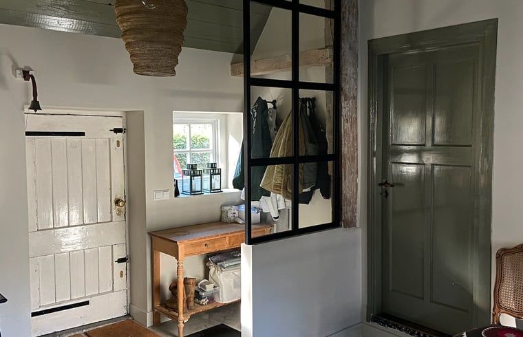 Sfeervolle entree van vakantiehuisje in Neerijnen, met authentieke details in Gelderland.