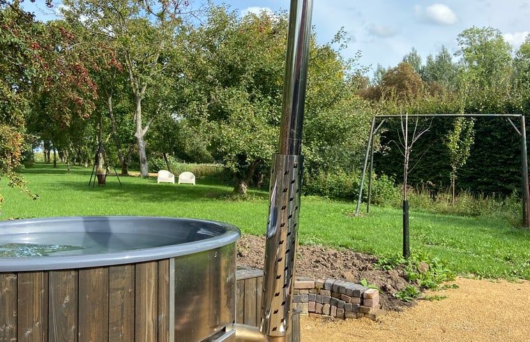 Buitenspa in de tuin van vakantiehuisje in Neerijnen, voor ultieme ontspanning in Gelderland.