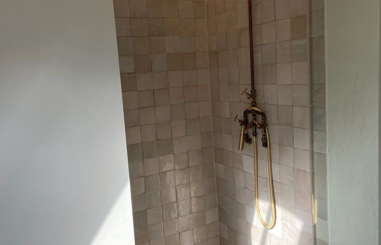 Authentieke douche in vakantiehuisje in Neerijnen, voor een verfrissende ervaring in Gelderland.