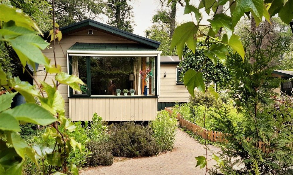 Ontdek Boshuisje 'de Wielewaal' in Winterswijk, een knus vakantiehuis omringd door weelderige natuur in de Achterhoek, Gelderland.
