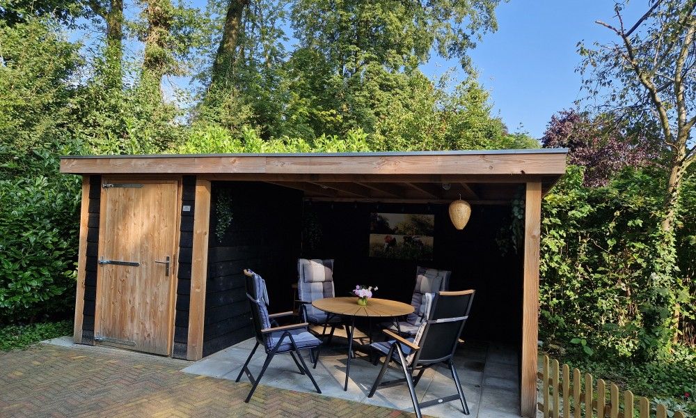 Ontspan op het gezellige terras van Boshuisje de Wielewaal in Winterswijk, gelegen in de serene natuur van de Achterhoek, Gelderland.