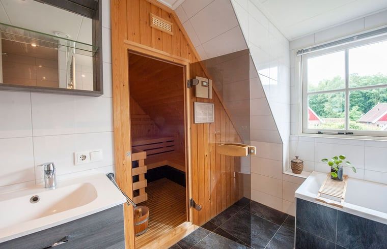 Relax in the luxurious sauna of the vacation home in Winterswijk, located in the beautiful surroundings of the Achterhoek region in Gelderland.