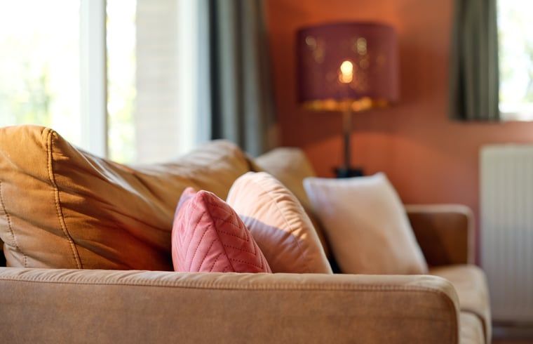 Zachte kussens op de bank in Vakantiehuisje in Winterswijk, Achterhoek.