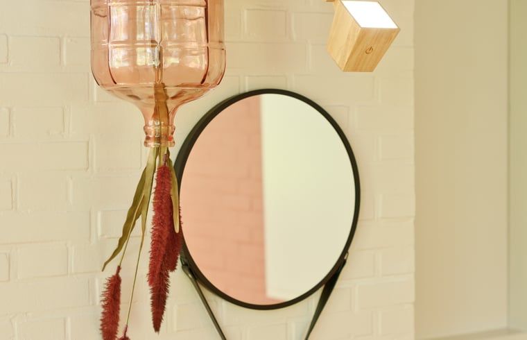 Stijlvolle decoratie in de hal van Vakantiehuisje in Winterswijk, Achterhoek.