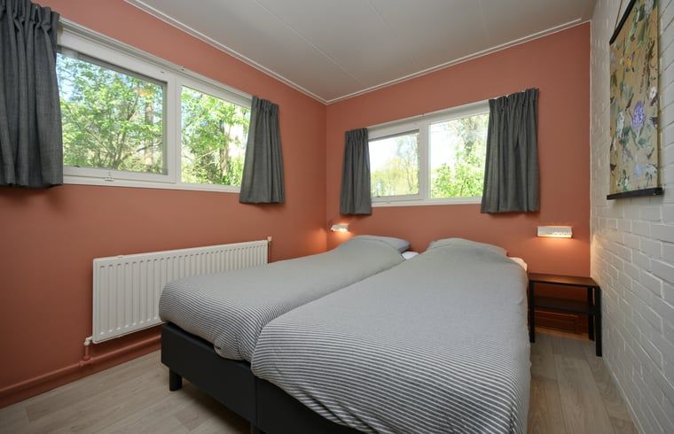 Hoofdslaapkamer in Vakantiehuisje in Winterswijk met uitzicht op de natuur.