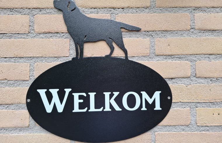 Welkomsbord bij Vakantiehuisje in Winterswijk, Achterhoek, met hondensilhouet.