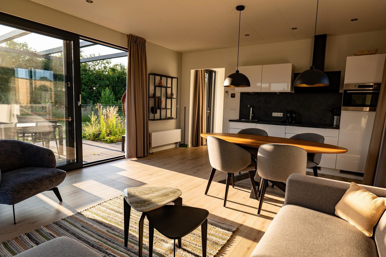 Veranda und gruene Umgebung in der Ferienvilla Amalia 4 Deluxe in Kotten, Achterhoek.