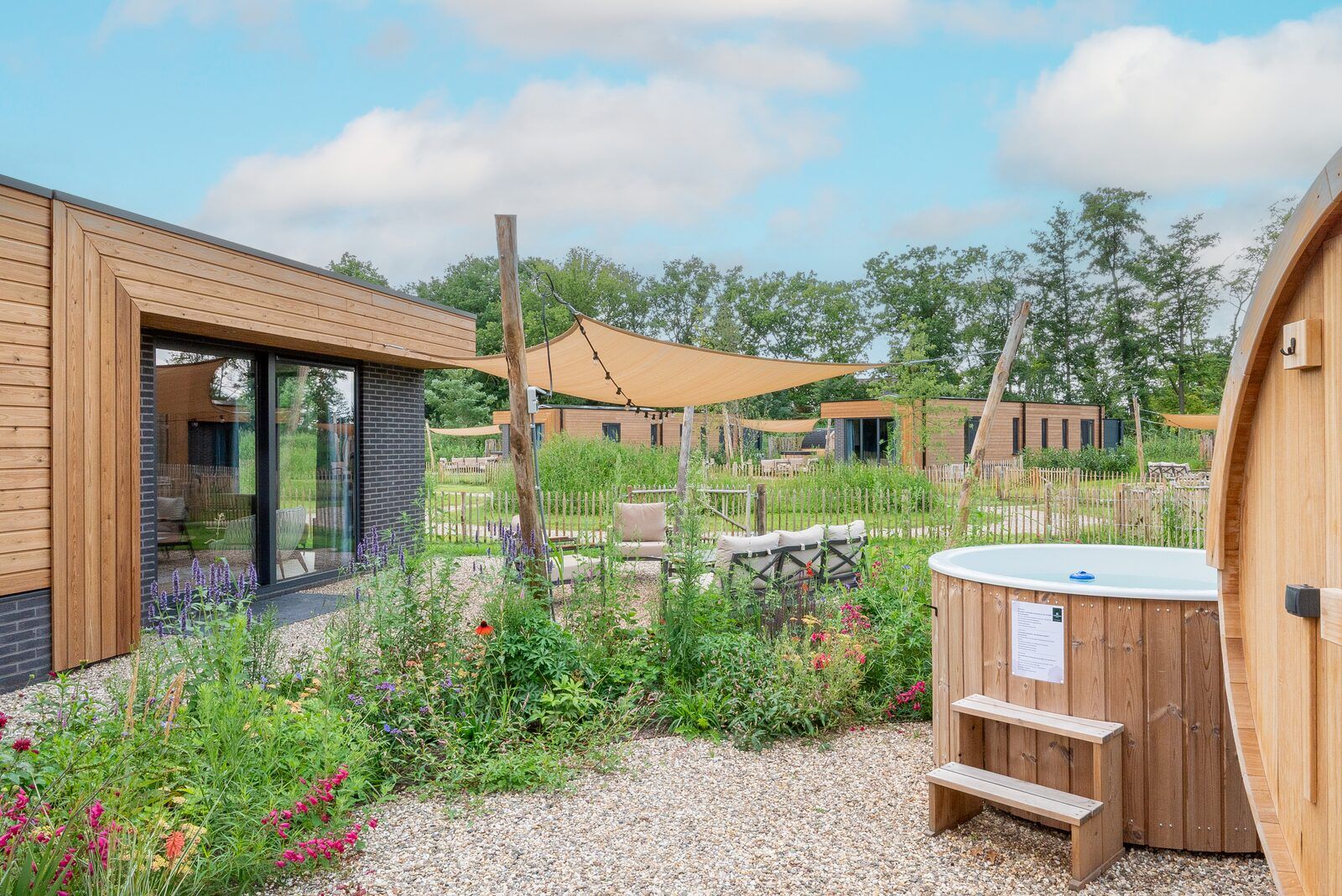 Vijverlandschap bij Parklodge 6 in Kotten: vakantiehuis met serene wateromgeving.