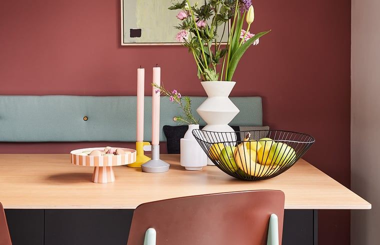 Gezellige eettafel met decoraties in Vakantiehuis in Halle, Achterhoek, Gelderland.