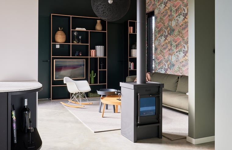 Moderne woonkamer met houtkachel in Vakantiehuis in Halle, Achterhoek, Gelderland.