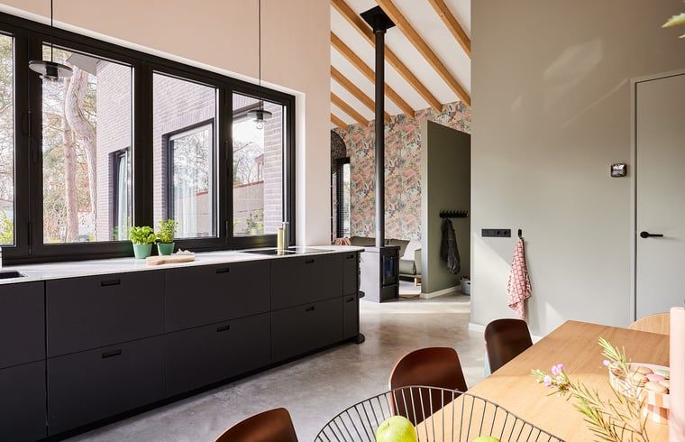 Ruime keuken met uitzicht in Vakantiehuis in Halle, Achterhoek, Gelderland.