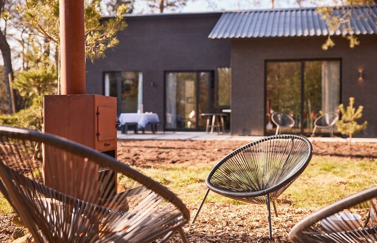 Buitenruimte met zitje bij Vakantiehuis in Halle, Achterhoek, Gelderland.